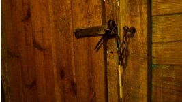 stare okucie na drewnianych drzwiach