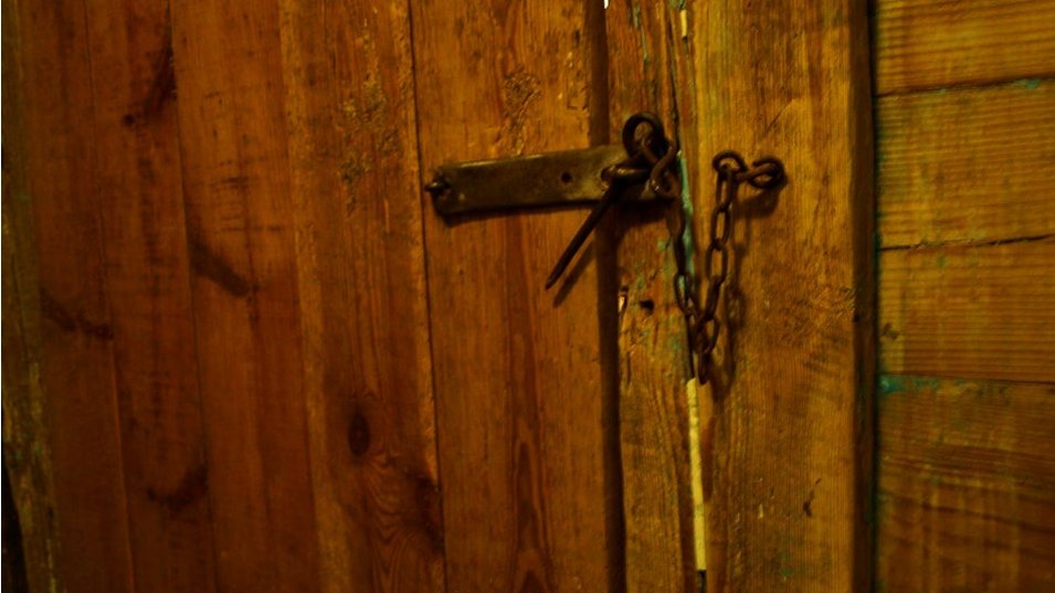 stare okucie na drewnianych drzwiach